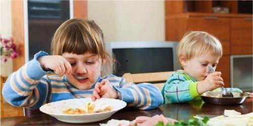 娱乐吃瓜君宝宝倒水